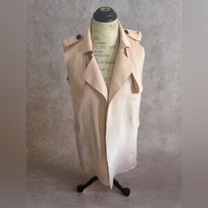 bebe Women's Cream Sleeveless Vest